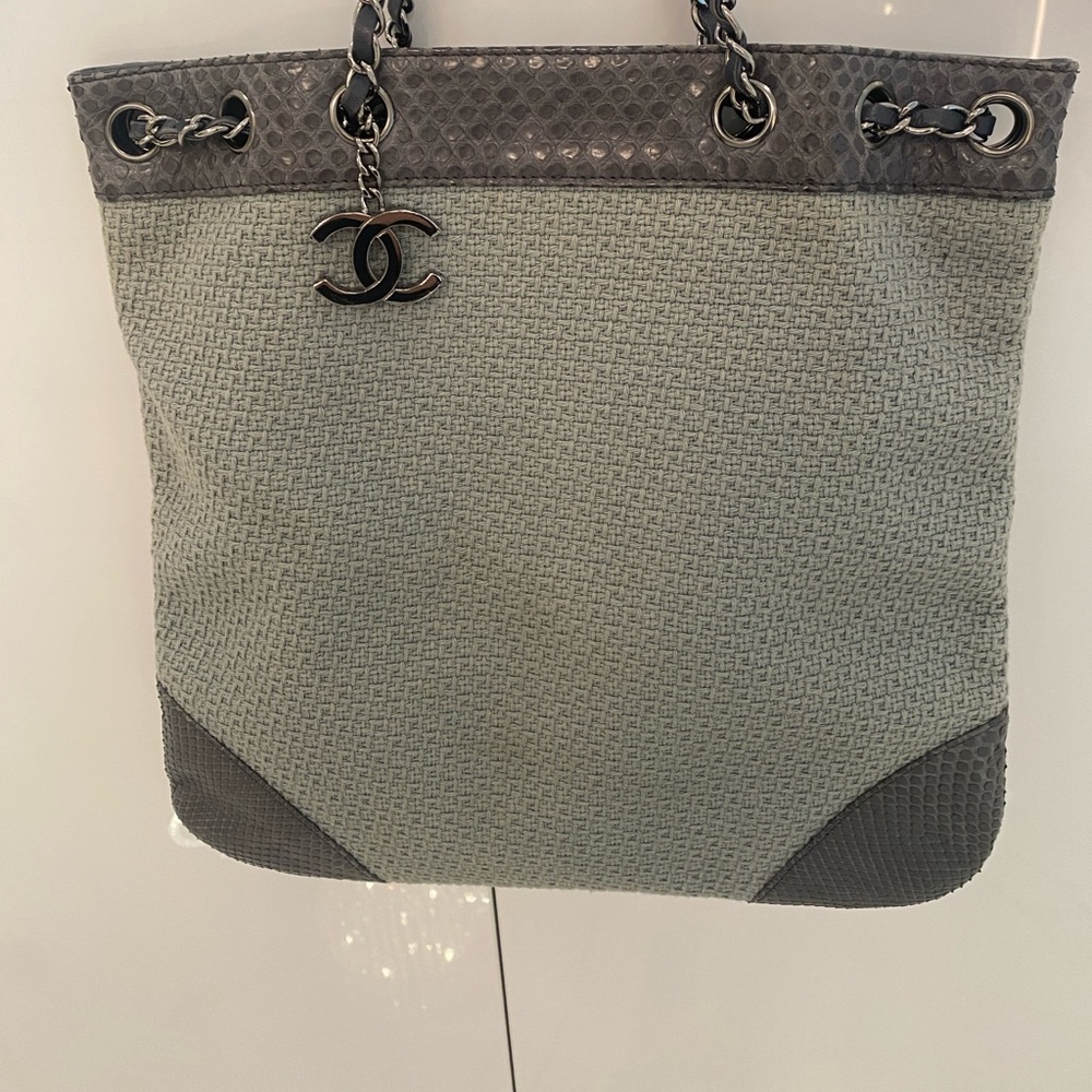 CHANEL Elegant Gray Tote with Chain Detail